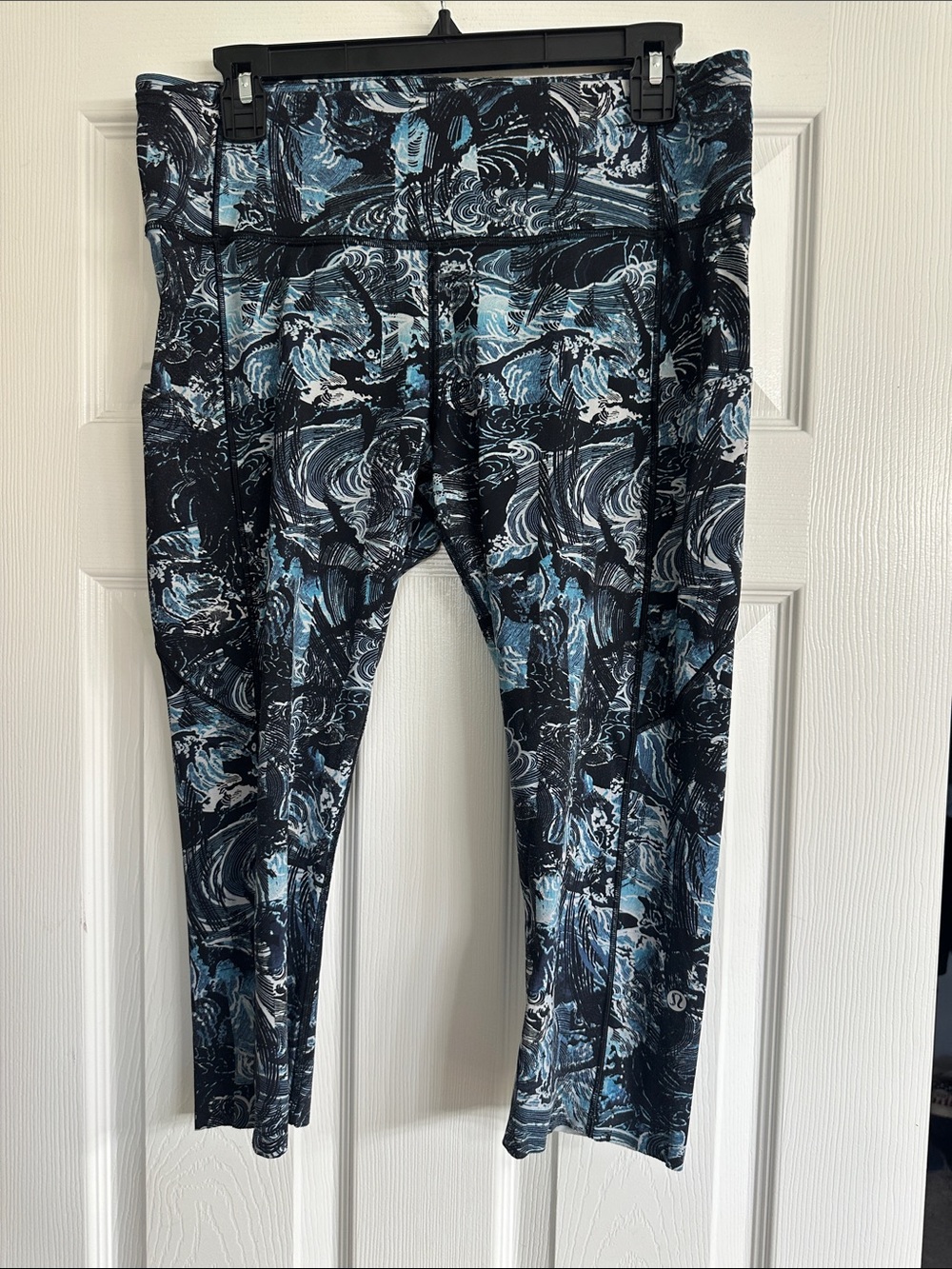 lululemon athletica Women’s size 12 Abstract Blue & Black Capri Leggings